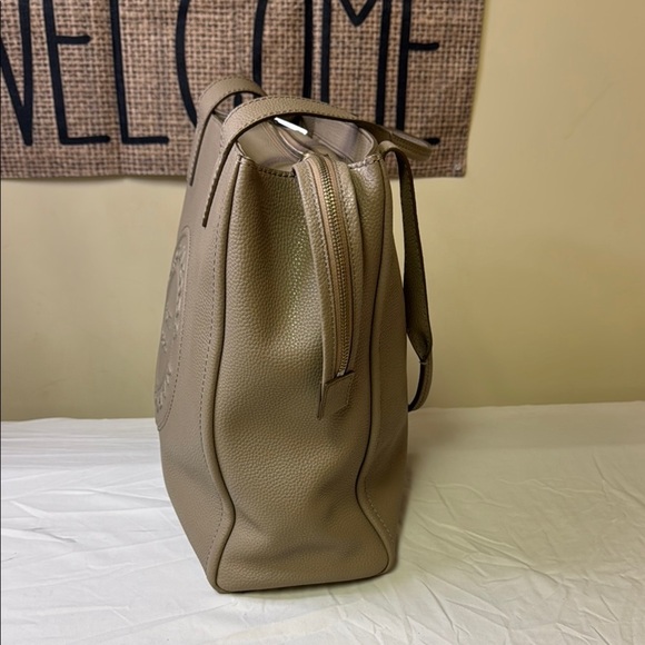 Marc Jacobs Tan Shoulder Bag with Embossed Logo - Picture 4 of 16